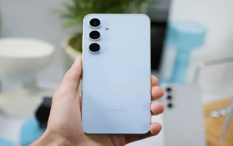 خمسة هواتف أندرويد تستحق النظر فيها مقارنةً بهاتف آيفون 17e